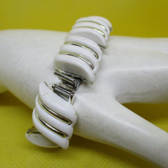 CORO Bracelet White LUCITE SILVER Tone Metal Wave Shaped Sections Bracelet VTG - Picture 6 of 11